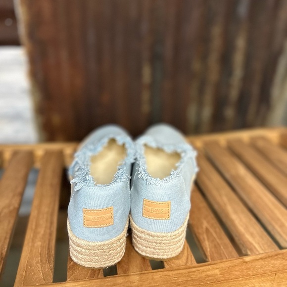 NWOT- TOMS Women’s Espadrille Slip on Shoes Light Blue Denim Frayed Edges - Picture 5 of 9
